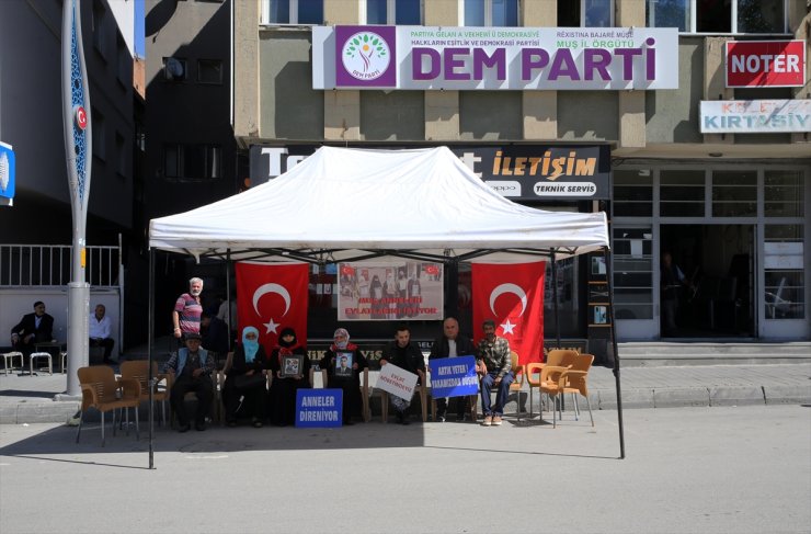 Muşlu aileler DEM Parti önünde "evlat nöbeti"ni sürdürdü