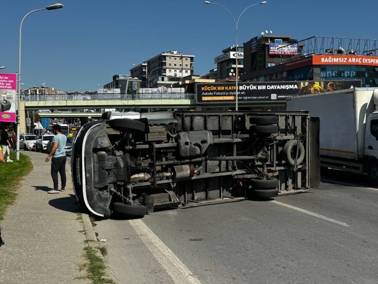 Üsküdar'da kamyonetin devrilmesi sonucu sürücü yaralandı