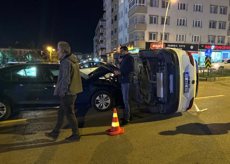 Erzurum'da 2 aracın karıştığı kazada 6 kişi yaralandı