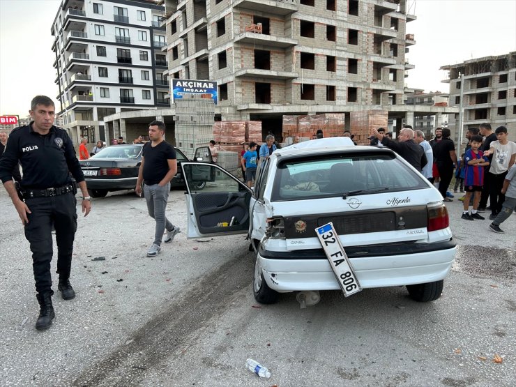 Isparta'da iki otomobilin çarpıştığı kazada 5 kişi yaralandı