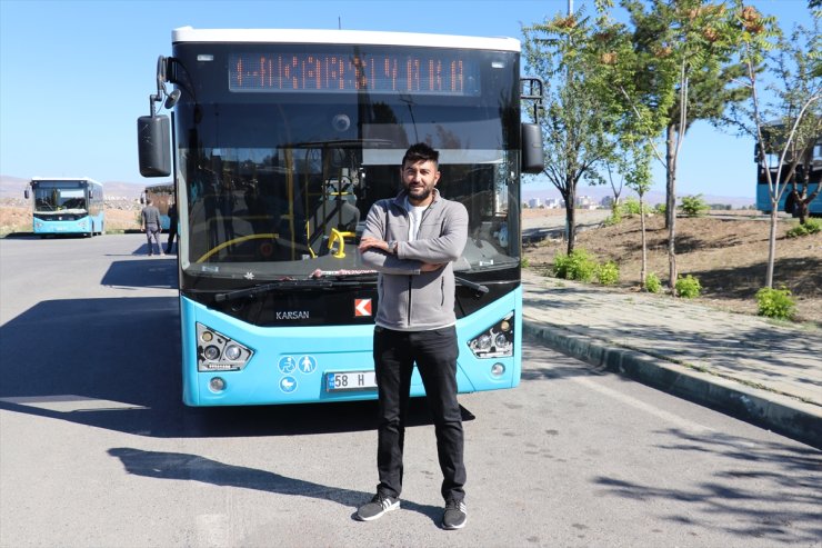 Sivas'ta rahatsızlanan yolcunun halk otobüsüyle hastaneye yetiştirildiği anlar kamerada