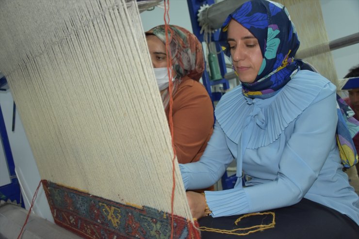 Unutulmaya yüz tutmuş Taşkale halısı için kadınlar yeniden tezgah başında