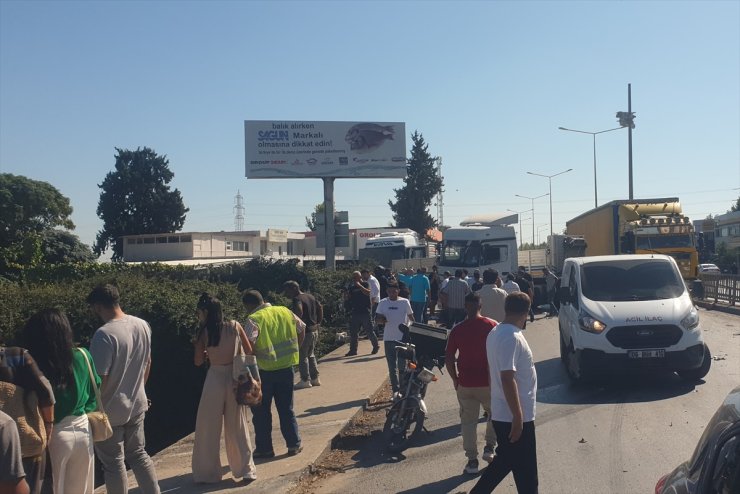 Adana'da sulama kanalına devrilen kamyonun sürücüsü yaralandı