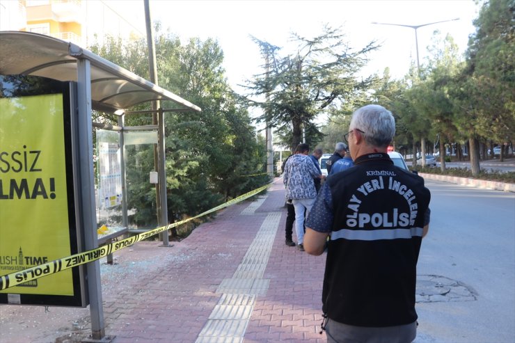 Burdur'da bir kadın otobüs durağında beklerken av tüfeğiyle vurularak yaralandı