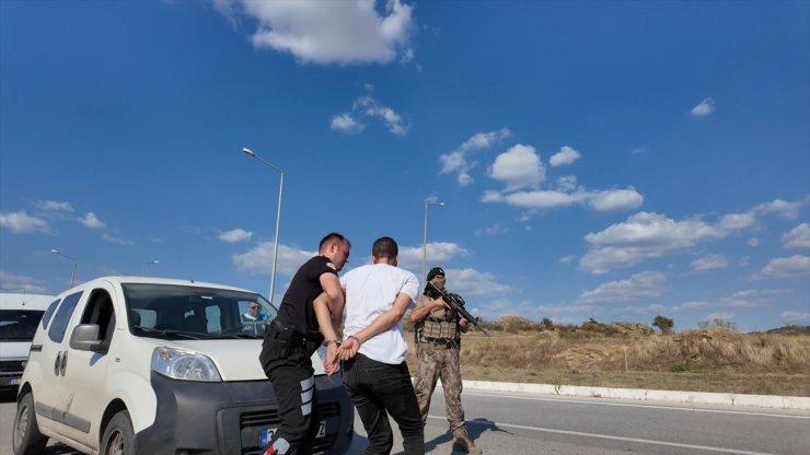 Kırklareli'nde 11 düzensiz göçmen ile 1 insan kaçakçısı yakalandı