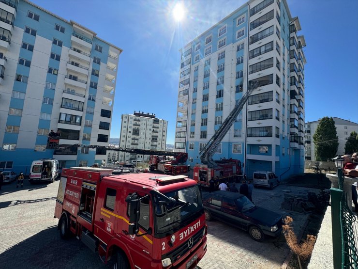 Sivas'ta apartmanda çıkan yangında 6 kişi dumandan etkilendi