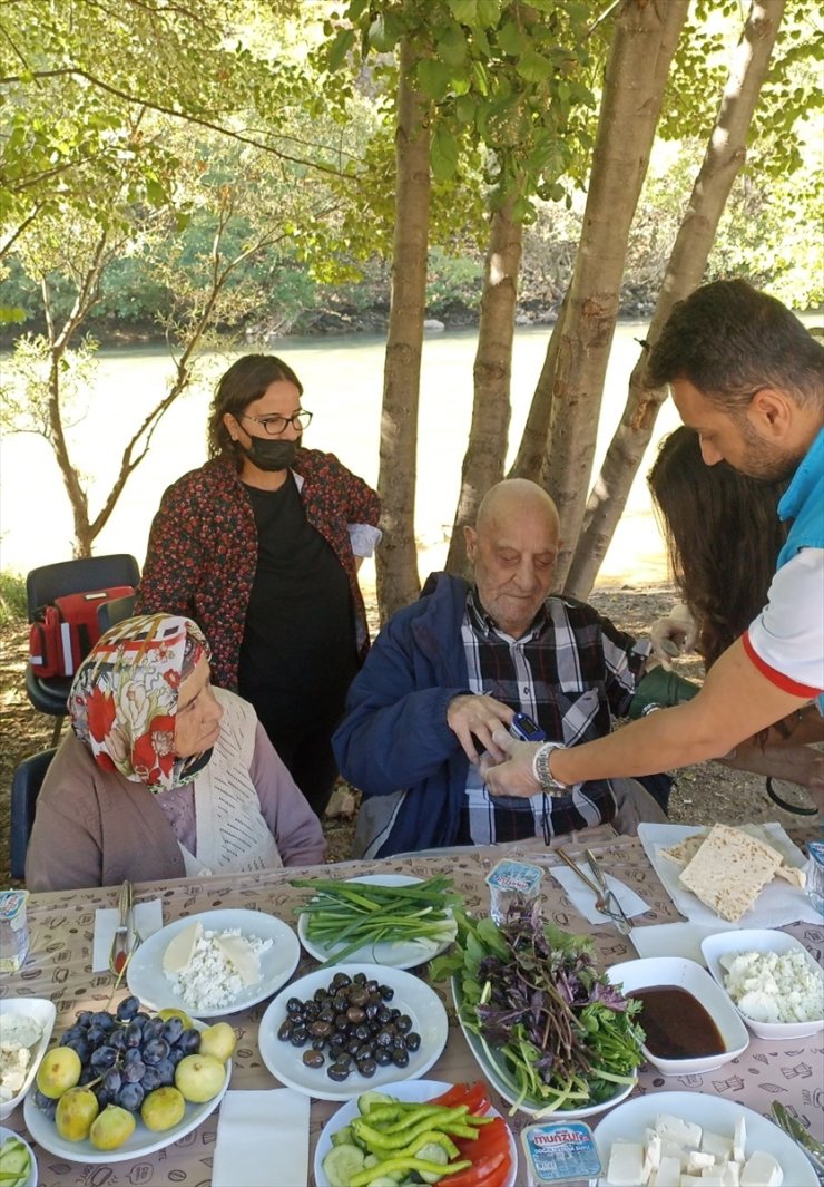 Tunceli'de valilik yaşlıları doktor kontrolünde evlerinden alıp doğayla buluşturuyor