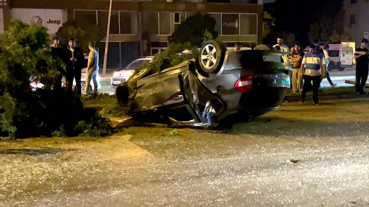 Bursa'da reklam panosuyla ağaçlara çarparak devrilen otomobildeki iki kişi yaralandı