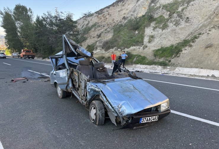 Kastamonu'da iki otomobilin çarpıştığı kazada 3 kişi yaralandı