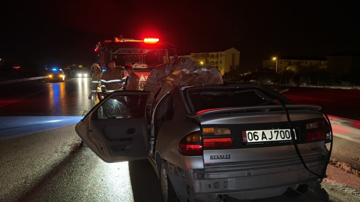 Kırıkkale'de bariyerlere çarpan otomobildeki 2 kişi yaralandı