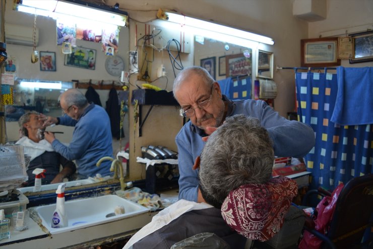 Şarköy'ün 61 yıllık berberi Yusuf Kocabaş, mesleğini ilk günkü şevkle sürdürüyor