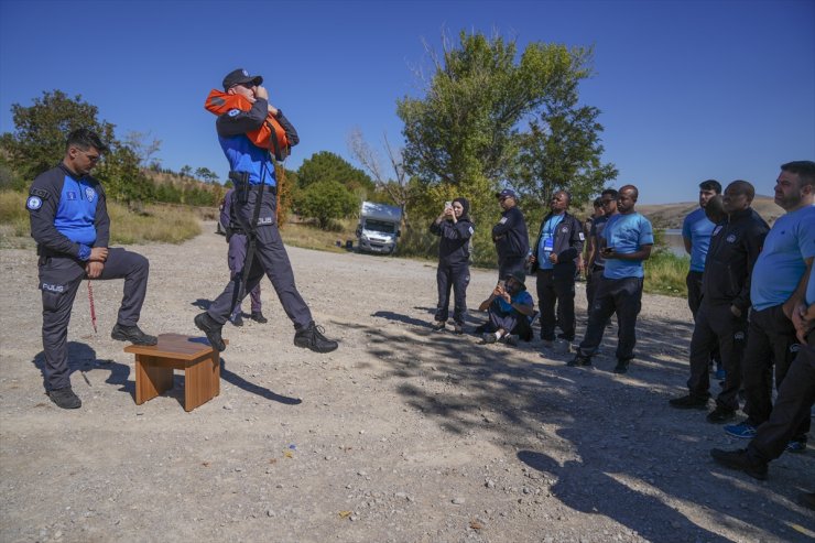 AA'nın savaş muhabirliği eğitiminde "suda hayatta kalma" dersi verildi