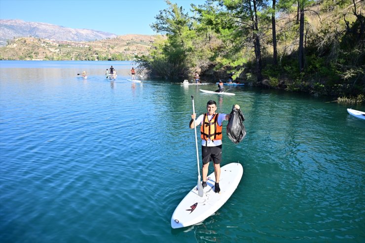 Antalya'da gençler kürek sörfüyle baraj gölünü temizledi