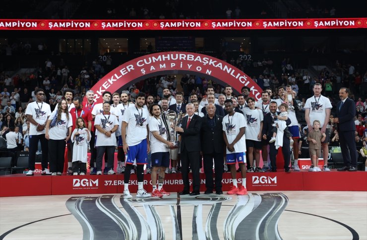 Cumhurbaşkanı Erdoğan, Anadolu Efes'e şampiyonluk kupasını verdi