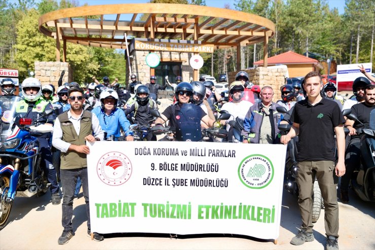 Düzce'de güvenli sürüşe dikkati çeken motosikletliler konvoy oluşturup Korugöl'ü gezdi