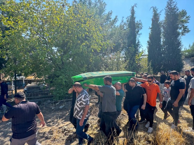 Erzincan'da aynı aileden 4 kişinin öldüğü kazada hayatını kaybeden çocuk Uşak'ta defnedildi