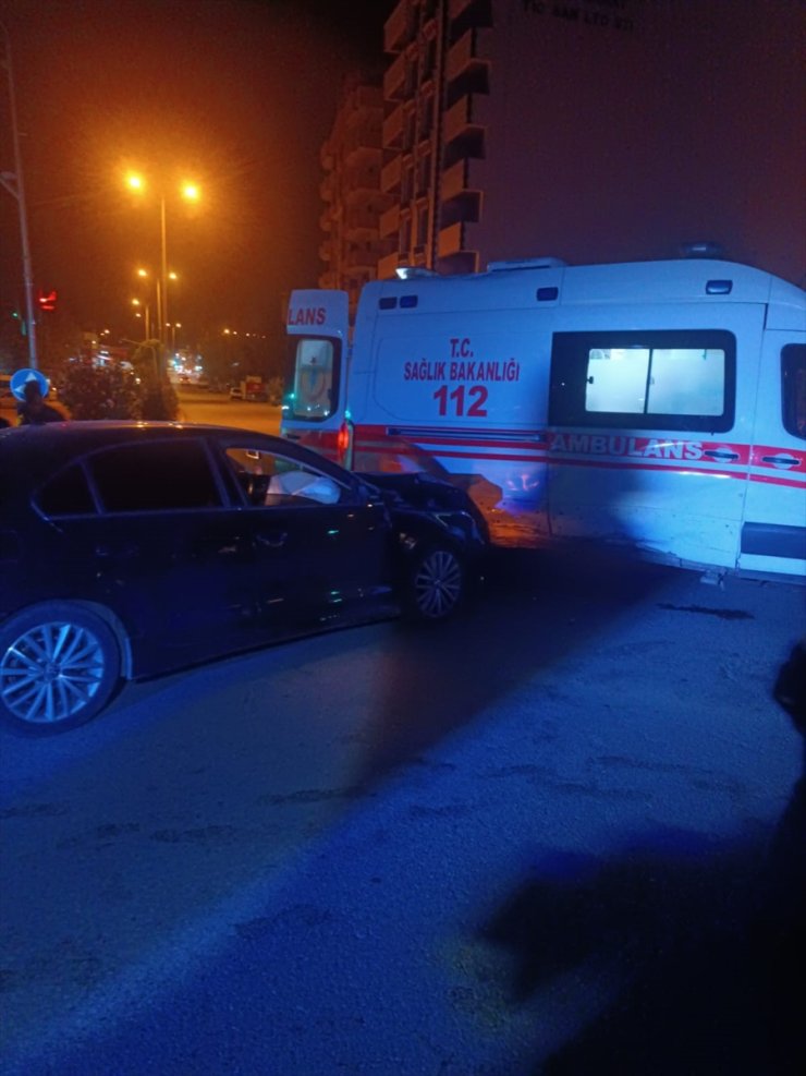 Gaziantep'te ambulansla otomobilin çarpıştığı kazada 2 kişi yaralandı