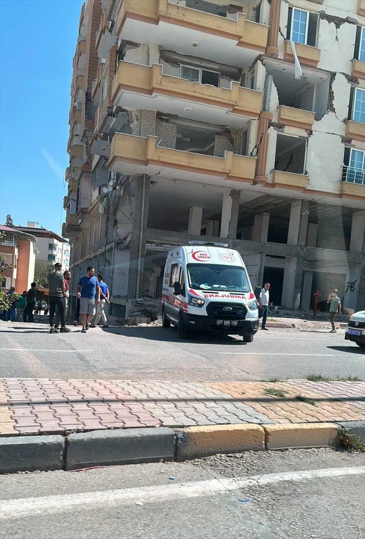 Gaziantep'te depremde zarar gören binanın ikinci katından düşen kişi öldü