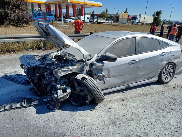 Anadolu Otoyolu Bolu kesiminde iki otomobilin çarpıştığı kazada 3 kişi yaralandı