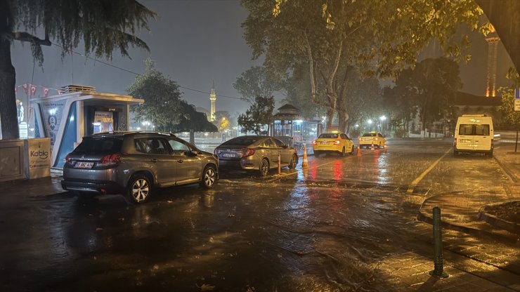 Tekirdağ'da gök gürültülü sağanak etkili oldu