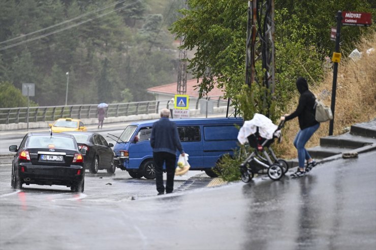 Ankara'da minibüsün kayalıklara çarpması araç kamerasında