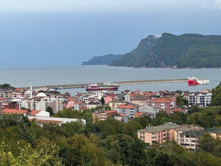 Bartın'da balıkçılar, fırtına uyarısı üzerine gemi ve tekneleri limana çekti