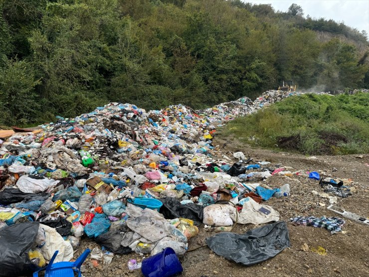 Bartın'da vahşi depolama alanının dolması nedeniyle çöplerin yola dökülmesine inceleme