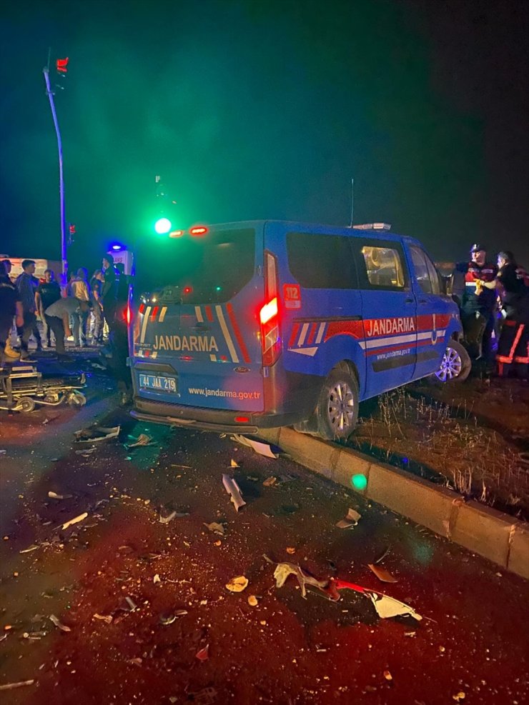 Malatya'da askeri araçla otomobilin çarpıştığı kazada 5'i jandarma 8 kişi yaralandı