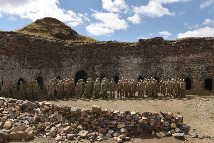 Mehmetçik ecdadın vatan savunmasında kullandığı Erzurum'daki tabyaları temizledi