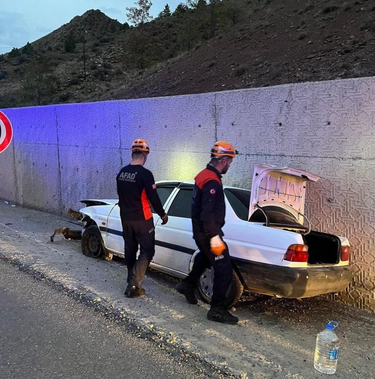 Sivas'ta yolcu otobüsü ile otomobilin çarpışması sonucu 5 kişi yaralandı