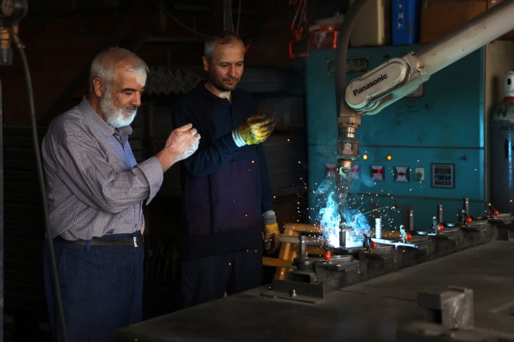 Üç kuşaktır mütevazı atölyelerinde tarım makineleri üretiyorlar