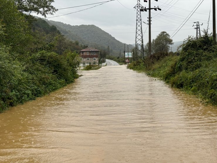 Bartın'da sağanak nedeniyle derenin taşması sonucu kara yolu ulaşıma kapandı