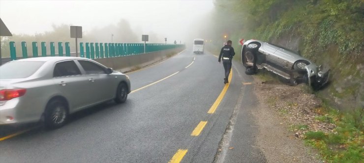 Bolu Dağı'nın Düzce geçişinde devrilen otomobilin sürücüsü ağır yaralandı