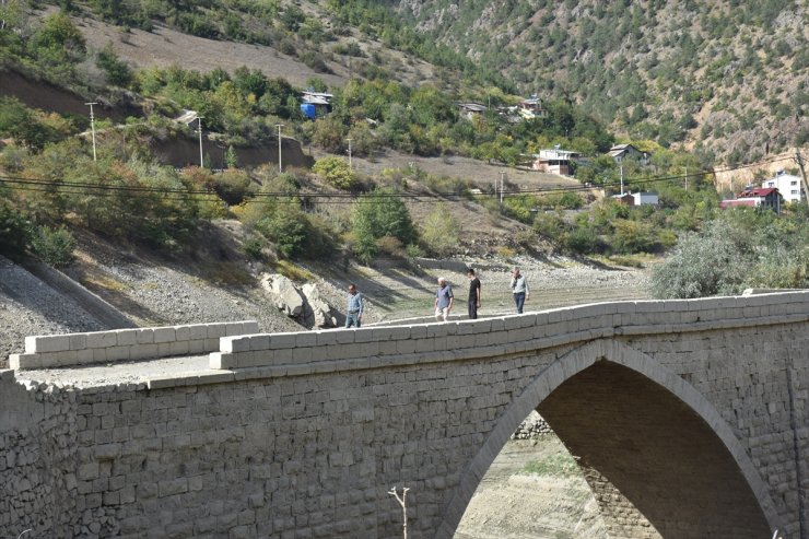 Torul Baraj Gölü'nde sular çekilince tarihi köprü ortaya çıktı