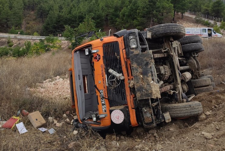 Amasya'da freni boşalınca şarampole devrilen kamyondaki sürücü yaralandı