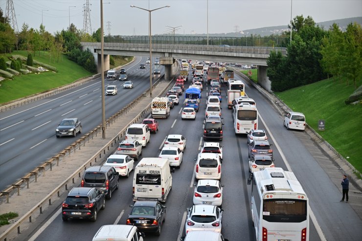 İstanbul'da sabah saatlerinde trafik yoğunluğu yaşanıyor