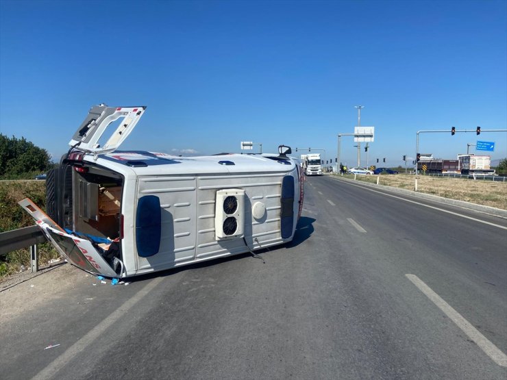 Manisa'da ambulans ile hafif ticari aracın çarpıştığı kazada 3 kişi yaralandı