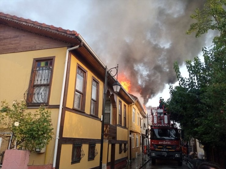 Sakarya'da çıkan yangında biri tarihi 3 ev zarar gördü