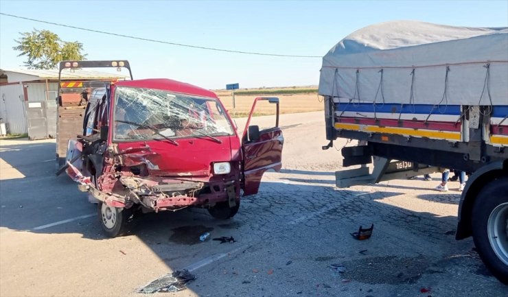 Tekirdağ'da tır ile panelvanın çarpışması sonucu 12 kişi yaralandı