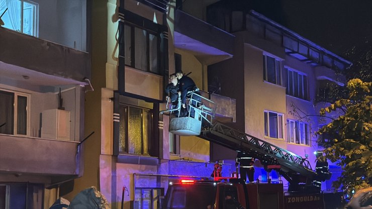 Zonguldak'ta heyelan nedeniyle girişi kapanan apartmanda mahsur kalan 6 kişi tahliye edildi