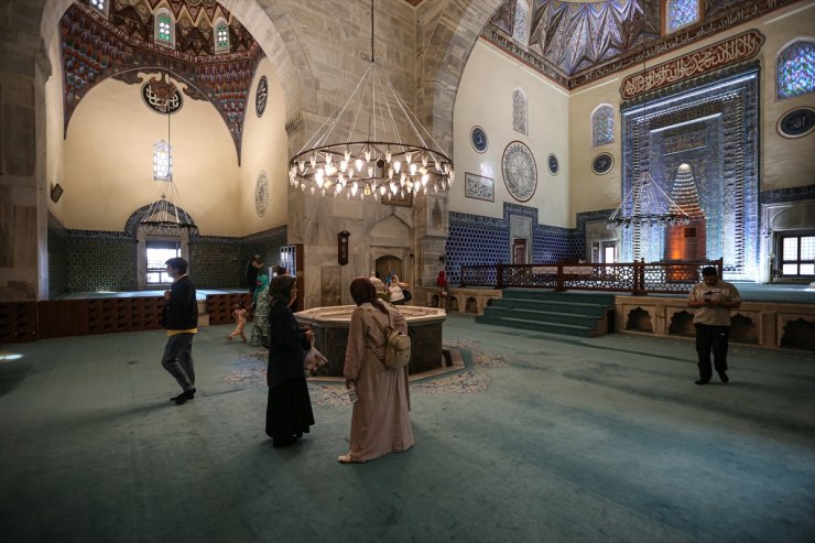 Bursa'da yabancı erkek turistler cami ziyaretinde saygılarından şortlarının üzerine etek giydi