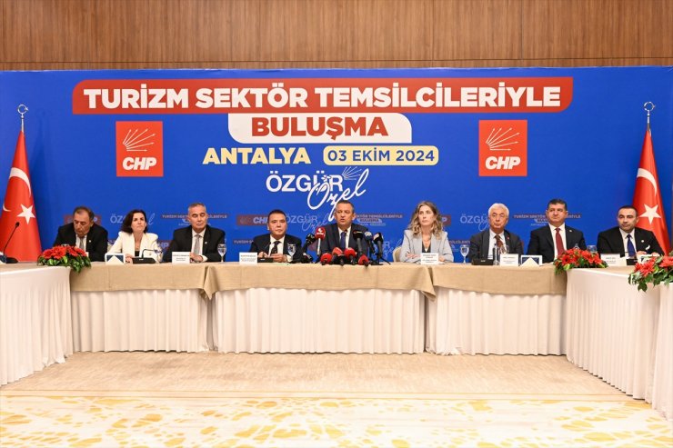 CHP Genel Başkanı Özel, Antalya'da turizm sektör temsilcileriyle buluştu: