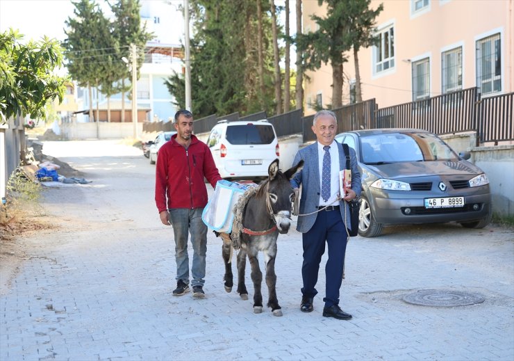 "Eşekle Gelen Dostoyevski" heybesinde getirdiği kitapları çocuklara dağıttı