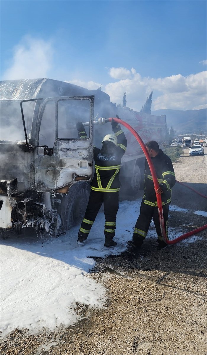 Hatay'da seyir halindeki hafriyat kamyonu yandı