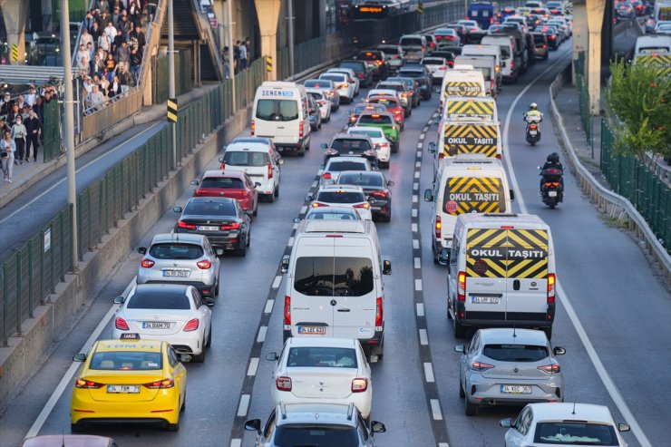 İstanbul'da sabah trafik yoğunluğu yaşanıyor