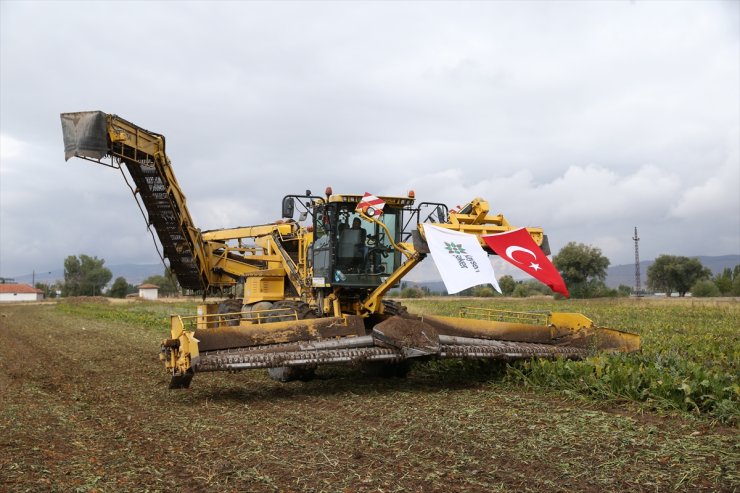 Pancar çiftçisine bedeli 900 milyon lirayı aşan makinelerle ücretsiz hizmet sunuluyor