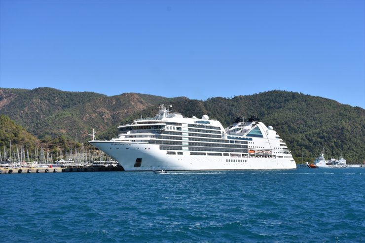 "Seabourn Encore" kruvaziyeri 570 yolcusuyla Marmaris'e geldi