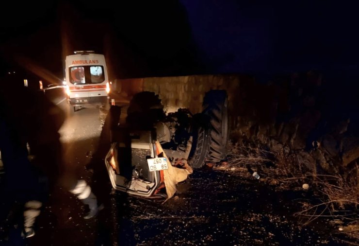 Sivas'ta taksi ile traktörün çarpıştığı kazada 1 kişi öldü, 1 kişi yaralandı