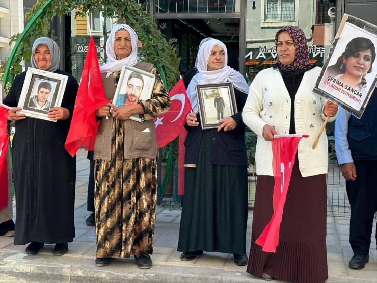 Vanlı aileler DEM Parti binası önündeki "evlat nöbeti"ni sürdürdü