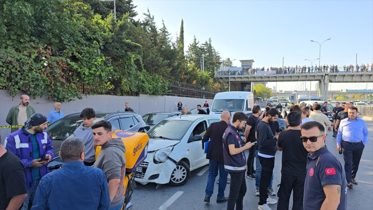 GÜNCELLEME - Avcılar'da pikabıyla yoldaki araçlara rastgele çarpan sürücü yakalandı